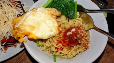  Anında kızarmış şehriye (indomie goreng)
