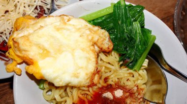  Anında kızarmış şehriye (indomie goreng)