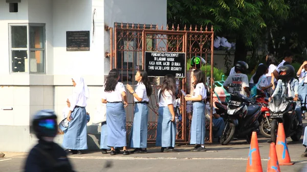 Estudiantes Secundaria Cuando Regresan Escuela Esperando Transporte Frente Puerta Escuela —  Fotos de Stock