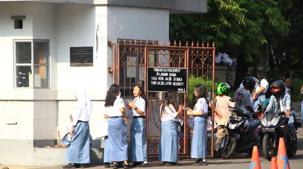 High School Students Home School Waiting Transport Front School Gate — Stockfoto