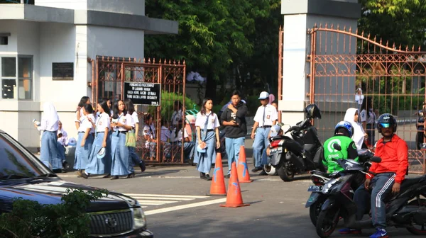 Estudantes Ensino Médio Quando Voltam Escola Esperando Transporte Frente Portão — Fotografia de Stock