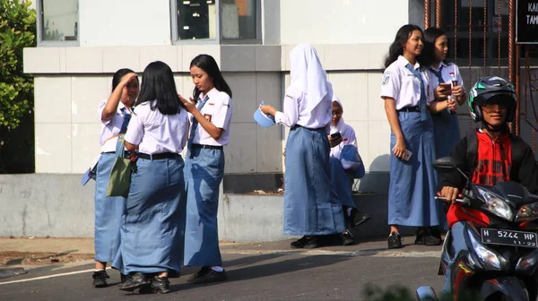 Lise Öğrencileri Okuldan Eve Döndüklerinde Okul Kapısının Önünde Semarang Endonezya — Stok fotoğraf