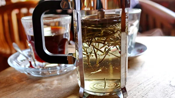 Witte thee wordt geserveerd in een speciale container voordat u ervan geniet in een glas — Stockfoto