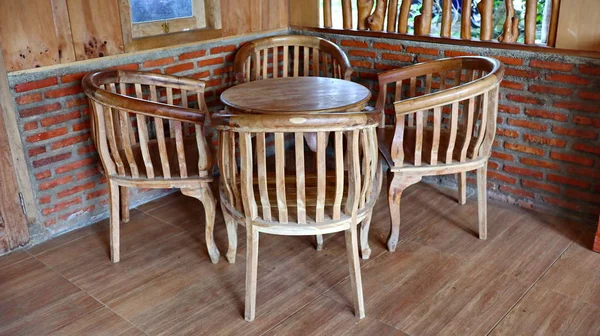 Zestaw drewnianych krzeseł w restauracji lub kawiarni — Zdjęcie stockowe