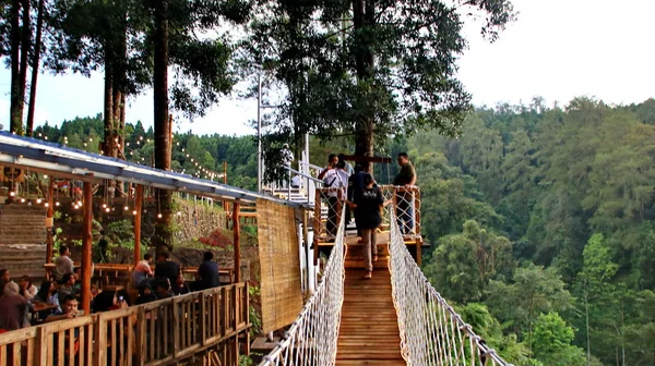  Turistler manzaranın tadını çıkarırken, alacakaranlıkta tepede bir turistik yer.
