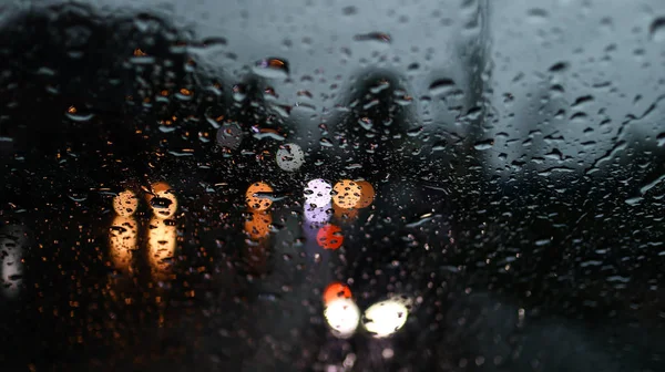 Carros Embaçados Luzes Trânsito Gotas Chuva Janela Vidro Pára Brisas — Fotografia de Stock