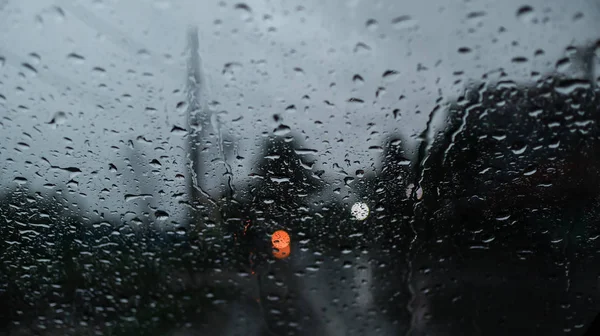 Carros Embaçados Luzes Trânsito Gotas Chuva Janela Vidro Pára Brisas — Fotografia de Stock