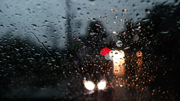 Carros Embaçados Luzes Trânsito Gotas Chuva Janela Vidro Pára Brisas — Fotografia de Stock