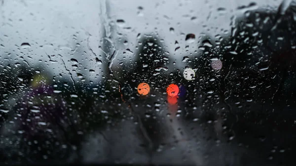 Bulanık Arabalar Trafik Işıkları Cam Camına Yağmur Damlaları — Stok fotoğraf