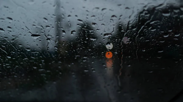 Carros Embaçados Luzes Trânsito Gotas Chuva Janela Vidro Pára Brisas — Fotografia de Stock