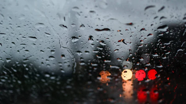 Carros Embaçados Luzes Trânsito Gotas Chuva Janela Vidro Pára Brisas — Fotografia de Stock