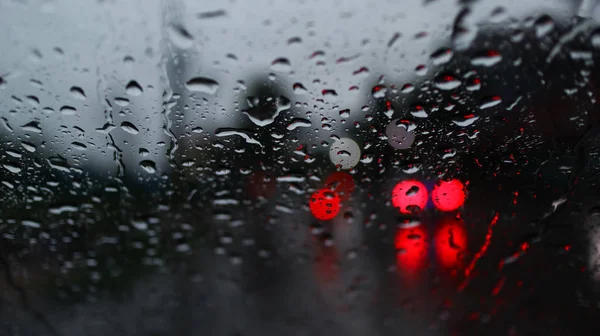 Carros Embaçados Luzes Trânsito Gotas Chuva Janela Vidro Pára Brisas — Fotografia de Stock