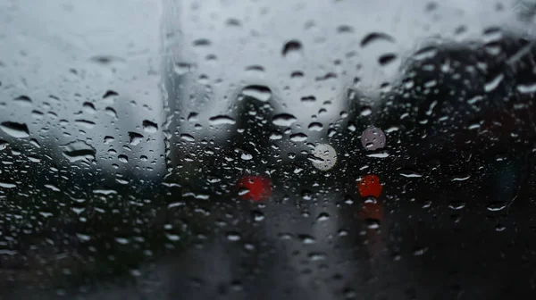 Bulanık Arabalar Trafik Işıkları Cam Camına Yağmur Damlaları — Stok fotoğraf