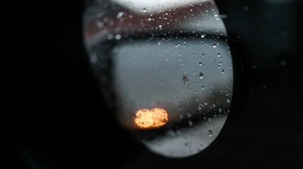 Homályos Autók Lámpák Forgalomban Esőcseppek Ablaküvegen — Stock Fotó