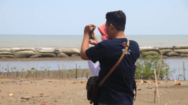  Pekalongan sahilindeki mangrov parklarını ziyaret eden turistler