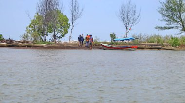  Pekalongan sahilindeki mangrov parklarını ziyaret eden turistler