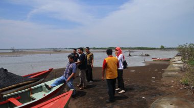  Pekalongan sahilindeki mangrov parklarını ziyaret eden turistler
