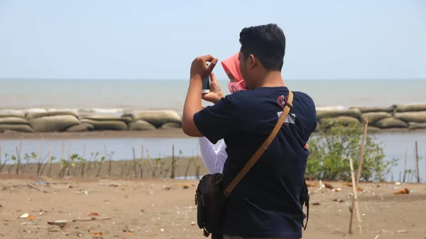 Turisti quando visitano parchi di mangrovie sulla spiaggia di Pekalongan — Foto Stock