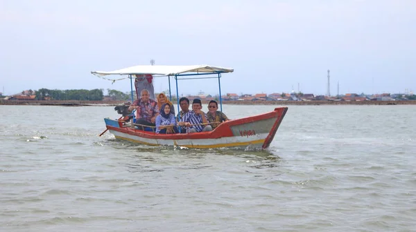 Turisták, amikor meglátogatja mangrove parkok Pekalongan strand — Stock Fotó