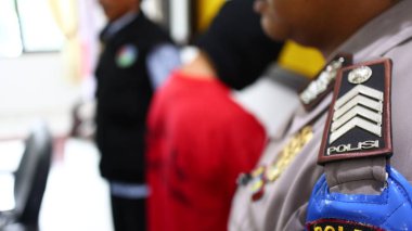 Polis tarafından tutuklanan suçlunun bulanık fotoğrafı, odaklanma değil.