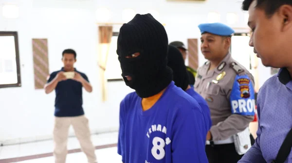 Pelaku Kejahatan Ketika Ditanya Kantor Polisi Dengan Fokus Selektif Kebisingan — Stok Foto