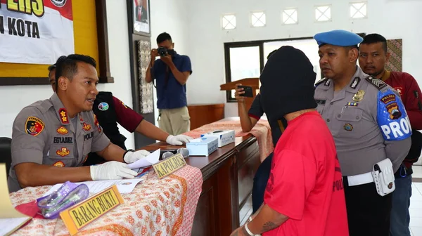Przestępcy Przesłuchaniu Posterunku Policji Wybiórczym Ukierunkowaniem Szumem Zdjęciowym Rozmyciem Lekkim — Zdjęcie stockowe