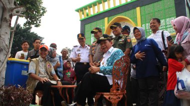 Turistler 3 Ocak 2020 'de Pekalongan' ın yeni ikonik binası olan Gapura Nusantara anıtını ziyaret ederken,