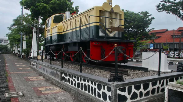 Το μνημείο της μηχανής D 301 59 μπροστά από το σιδηροδρομικό σταθμό Tawang — Φωτογραφία Αρχείου