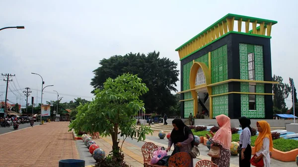 Tourists Visiting Gapura Nusantara Monument New Iconic Building Pekalongan City — ストック写真