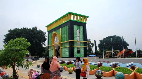 Turisté Při Návštěvě Památníku Gapura Nusantara Nové Ikonické Budovy Města — Stock fotografie