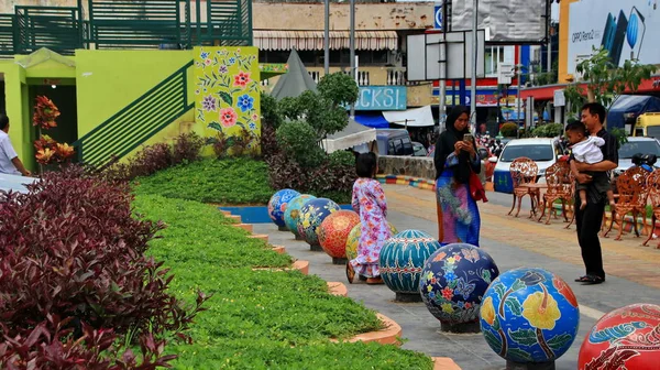 Turistas Visitar Monumento Gapura Nusantara Novo Edifício Icônico Cidade Pekalongan — Fotografia de Stock