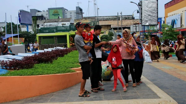 Tourists Visiting Gapura Nusantara Monument New Iconic Building Pekalongan City — Stock Photo, Image