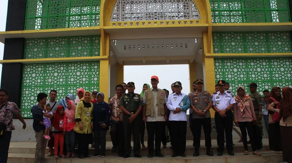 Τουρίστες Κατά Την Επίσκεψη Στο Μνημείο Gapura Nusantara Νέο Εμβληματικό — Φωτογραφία Αρχείου