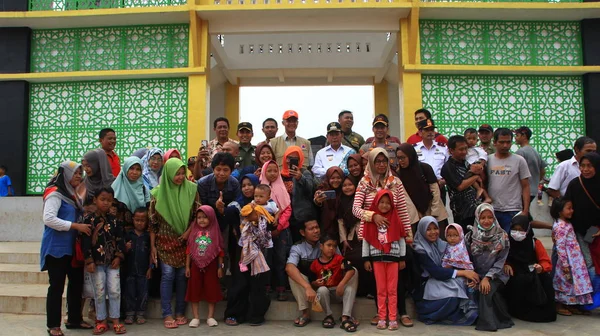 Touristes Lors Visite Monument Gapura Nusantara Nouveau Bâtiment Emblématique Ville — Photo