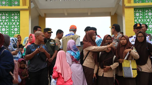 游客在2020年1月3日参观印度尼西亚Pekalongan市的新标志性建筑Gapura Nusantara纪念碑时 — 图库照片