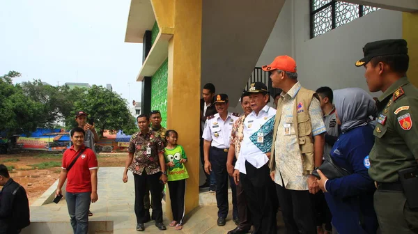 游客在2020年1月3日参观印度尼西亚Pekalongan市的新标志性建筑Gapura Nusantara纪念碑时 — 图库照片