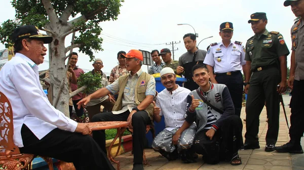 Tourists Visiting Gapura Nusantara Monument New Iconic Building Pekalongan City — ストック写真