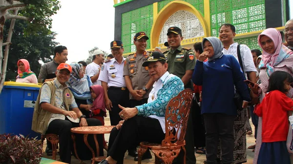 Turistas Visitar Monumento Gapura Nusantara Nuevo Edificio Icónico Ciudad Pekalongan —  Fotos de Stock