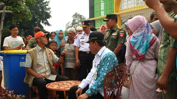 Turistas Visitar Monumento Gapura Nusantara Nuevo Edificio Icónico Ciudad Pekalongan —  Fotos de Stock