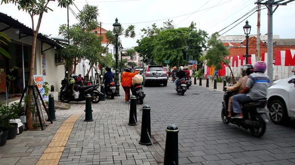 Berbagai kegiatan masyarakat dan turis di Kompleks Semarang Lama — Stok Foto