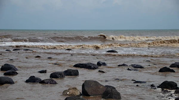 Olas Feroces Playa Que Golpean Coral Negro Con Enfoque Selectivo —  Fotos de Stock