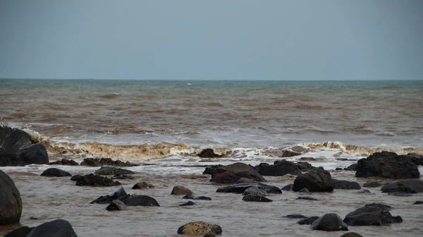 Ondes Violentes Sur Plage Qui Frappent Corail Noir Avec Une — Photo