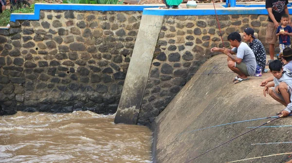 Fishing Enthusiasts Fishing River Flood Batang Indonesia January 2020 — Stock Photo, Image