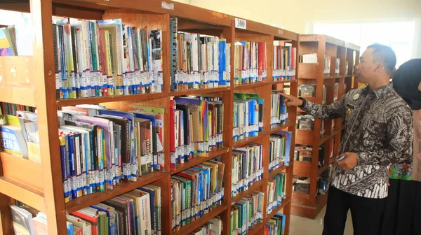 Atividades Uma Biblioteca Prateleiras Cheias Livros Atmosfera Pessoas Lendo Livros — Fotografia de Stock