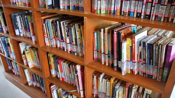 Actividades Una Biblioteca Desde Estantes Llenos Libros Ambiente Gente Leyendo — Foto de Stock