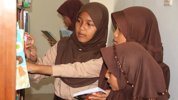 Tevékenységek Könyvtárban Könyvekkel Teli Polcokról Könyvek Olvasóinak Atmoszférájából Batang Indonézia — Stock Fotó