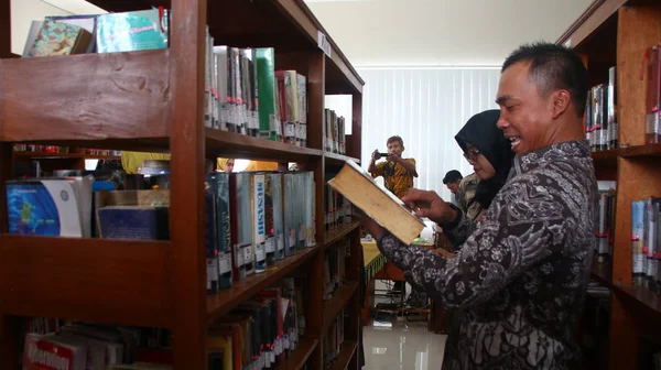 書籍でいっぱいの棚や本を読んでいる人々の雰囲気から 図書館での活動 バタン インドネシア 2020年1月10日 — ストック写真