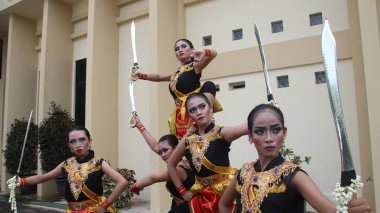 Putra Budaya Stüdyosu 'ndan bir grup dansçı 23 Ocak 2020' de Suwedang kılıç dansı, Batang Endonezya,