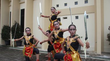 Putra Budaya Stüdyosu 'ndan bir grup dansçı 23 Ocak 2020' de Suwedang kılıç dansı, Batang Endonezya,