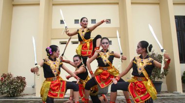 Putra Budaya Stüdyosu 'ndan bir grup dansçı 23 Ocak 2020' de Suwedang kılıç dansı, Batang Endonezya,